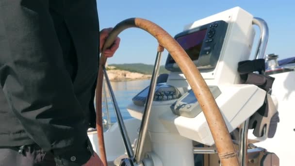 Fechar Instrumentos Navegação Atrás Volante Veleiro Filmado Viagem Barco Croácia — Vídeo de Stock