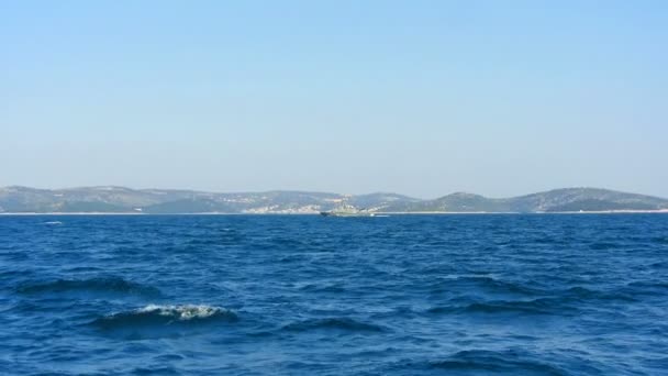 在亚得里亚海巡逻的军舰从帆船远处开枪射击 在克罗地亚航行时从移动的帆船拍摄 — 图库视频影像