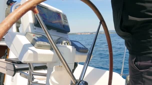 Segelboote Lenkrad Mit Navigationsinstrumenten Hintergrund Nahaufnahme Auf Männlicher Hand Mit — Stockvideo