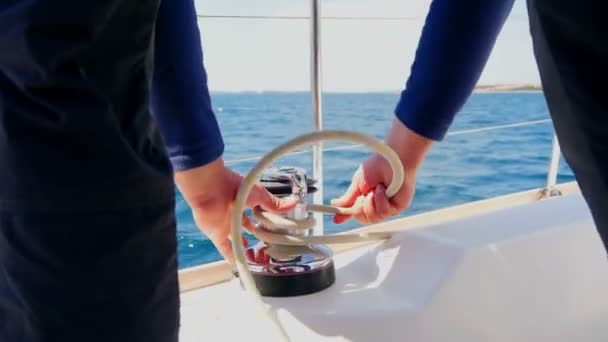 Segler Wickeln Seil Auf Seilwinde Vorbereitung Für Das Drehen Segelboote — Stockvideo