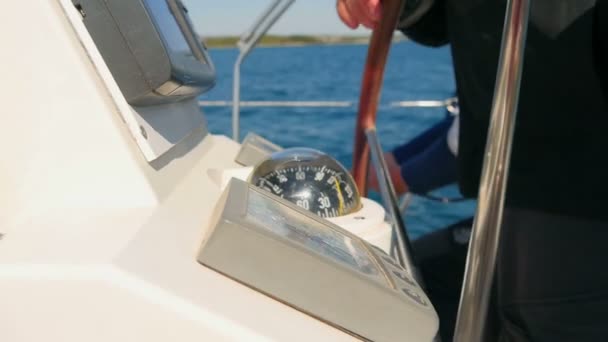 Marinheiros Trabalhando Homem Barco Vela Girando Volante Olhando Para Bússola — Vídeo de Stock
