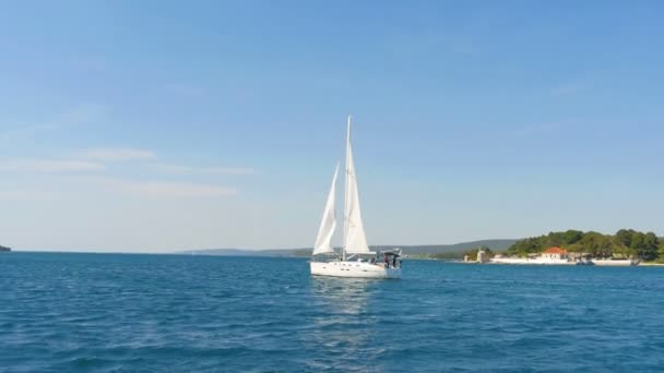 Ιστιοπλοϊκό Σκάφος Γυρισμένη Μακριά Από Την Κίνηση Ιστιοπλοϊκό Σκάφος Στην — Αρχείο Βίντεο