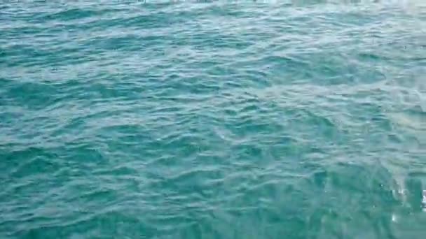 Belle mer Adriatique verte et bleue se déplaçant à côté du voilier. Filmé à la pointe de la voile en mer Adriatique au ralenti hd .