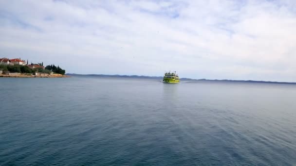 拍摄黄色的渡船从移动的帆船向 大量的海鸥在渡船上飞行 — 图库视频影像