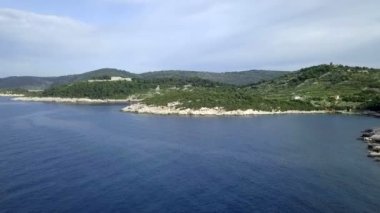 Anteni: Güzel Adriyatik sahil şeridi boyunca uçan ada Vis Hırvatistan. Kayalık kıyıları ve güzel mavi deniz ile yeşil ada.