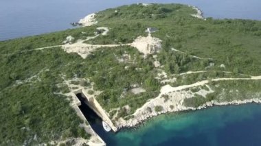 Hava: önünde beton deniz terk edilmiş denizaltı hangar gizleme uçan. Mürettebatın güvenli bir şekilde kendi Yelkenli tekne içinde park etmek istimal o yelken.