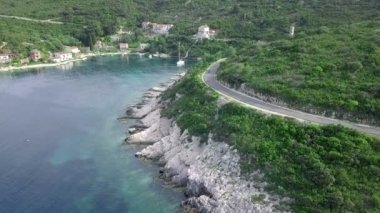 Anteni: Güzel Adriyatik sahil şeridi boyunca uçan ada Vis Hırvatistan. Kayalık kıyıları ve güzel mavi deniz ile yeşil ada.