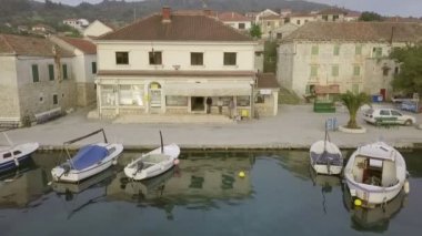 Drvenik Veli, Hırvatistan, 26.4.2018: Hava: Adaları ana kent doğru uçan uçak. Bir sürü eski eski geleneksel balıkçılık evleri. Hırvatistan Adriyatik denizinde yelken gezisi olarak film.