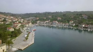 Drvenik Veli, Hırvatistan, 26.4.2018: Hava: Adaları ana kent doğru uçan uçak. Bir sürü eski eski geleneksel balıkçılık evleri. Hırvatistan Adriyatik denizinde yelken gezisi olarak film.
