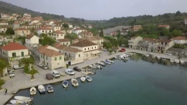 Drvenik Veli, Hırvatistan, 26.4.2018: Hava: şehir marina doğru uçan uçak. Bir sürü eski eski geleneksel balıkçılık evleri. Hırvatistan Adriyatik denizinde yelken gezisi olarak film.