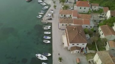 Hava: Hırvatistan Island Drvenik veli adlı şehir marina üzerinde uçan. Çok sayıda küçük tekne kıyıda Park. Güzel eski taş evler denizde sahil yapı.