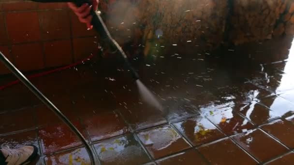 Schoonmaak Buiten Keramische Vloertegels Met Hoge Druk Water Wasmachine Water — Stockvideo