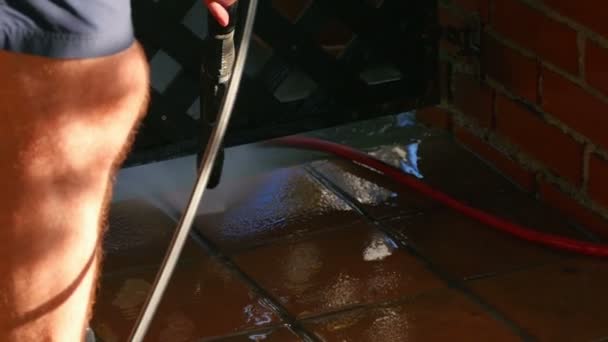 男性清洁室外地板瓷砖与高压水清洗机 温暖的天气会让人从春季清洁开始 — 图库视频影像