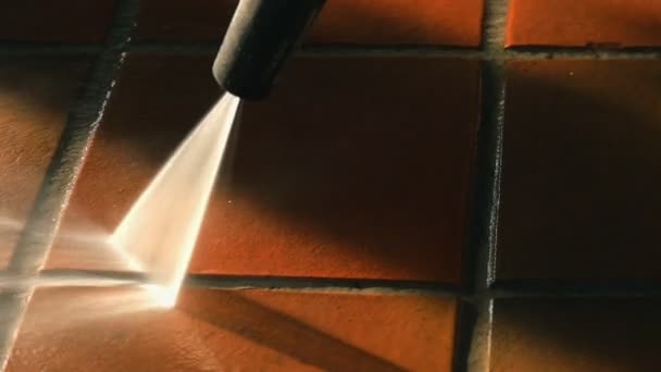 Zbliżenie Czyszczenie Podłogi Zewnątrz Płytki Ceramiczne Wody Wysokociśnieniowej Wody Zraszanie — Wideo stockowe