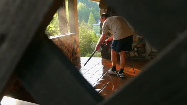 Homem Irreconhecível Shorts Lavando Telhas Terraço Com Arruela Alta Pressão — Vídeo de Stock