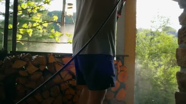 Homme Short Nettoie Terrasse Extérieure Avec Laveuse Haute Pression Pulvérisation — Video