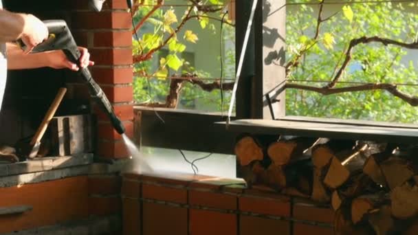 Άνδρες Σορτς Καθαρίζει Εξωτερική Βεράντα Μηχάνημα Πλύσης Υψηλής Πίεσης Νερό — Αρχείο Βίντεο