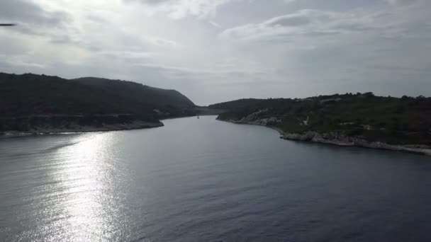 晚上飞越克罗地亚维斯岛上美丽的海湾 阳光反射从蓝色的海水 在克罗地亚亚得里亚海航行时被拍摄 — 图库视频影像