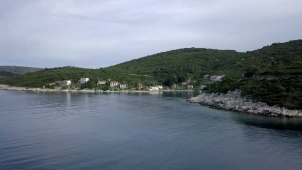 Antenne Vliegen Langs Kustlijn Van Mooie Adriatische Eiland Vis Kroatië — Stockvideo