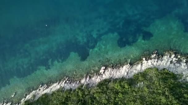 Aérea Volando Sobre Costa Pedregosa Isla Vis Mar Adriático Croata — Vídeos de Stock