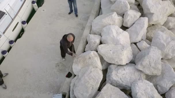 Aéreo Homem Irreconhecível Amolecendo Polvo Com Escondê Pedra Homem Cais — Vídeo de Stock