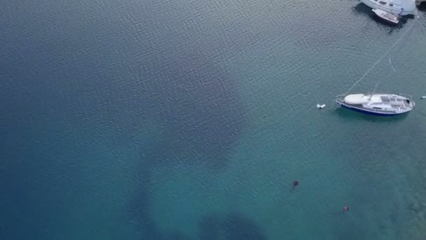 Aerea Sorvolando Barche Vela Parcheggiate Nascoste Dietro Molo Cemento Pietra — Video Stock