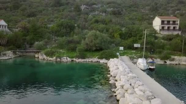 Aérea Volando Sobre Piedra Muelle Hormigón Hacia Costa Isla Hermoso — Vídeo de stock