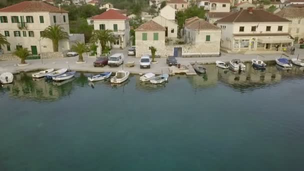 Drvenik ヴェリ クロアチア 2018 シティ マリーナの前に飛行ドローンします 小型ボートの多くは海岸に駐車 石造りの美しい古いビルド住宅海岸 — ストック動画