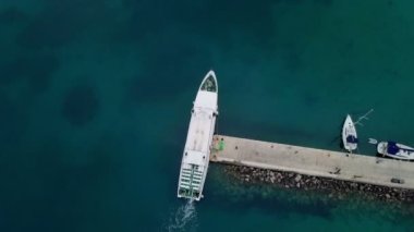 Hava: Filme deniz feribot Park Hırvatistan Island Prvic bağlantı noktasında. Drone ana iskele tarafında Park birkaç diğer tekneler ile filme gidiyor. Hırvatistan Adriyatik denizinde yelken gezisi olarak film.