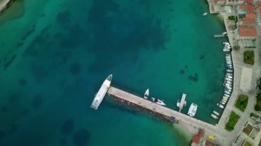 Prvic, Hırvatistan, 26.4.2018: Hava: robot şehir bağlantı noktası iskele üzerinde döner. Ada filme üzerinde uçan yüksek ana şehir iskelede Feribot Tekne Park. Hırvatistan Adriyatik denizinde yelken gezisi olarak film.