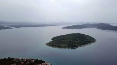 Hava: Dron dönüm civarı deniz manzarası filme Adası Prvic Hırvatistan yüksek. Bir sürü eski eski geleneksel balıkçılık evleri. Hırvatistan Adriyatik denizinde yelken gezisi olarak film.