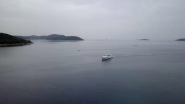 Prvic, Hırvatistan, 26.4.2018: Hava: gelen deniz feribot doğru uçan Adası'na. Hırvatistan Adriyatik denizinde yelken gezisi olarak film.