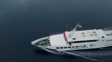 Prvic, Hırvatistan, 26.4.2018: Hava: adayı terk deniz feribot üzerinde uçan. Güzel mavi Adriyatik Denizi feribot arka tarafında köpük. Hırvatistan Adriyatik denizinde yelken gezisi olarak film.