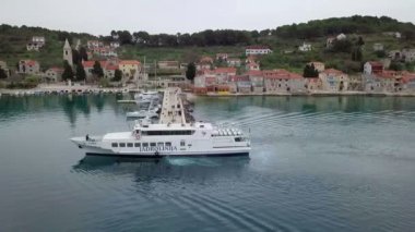 Prvic, Hırvatistan, 26.4.2018: Hava: Ana şehir parkında Park edilmiş deniz feribot uçan. Tekne feribot kısmından girerek öğrenebilirdim. Bir sürü eski eski geleneksel balıkçılık evleri. Hırvatistan Adriyatik denizinde yelken gezisi olarak film.