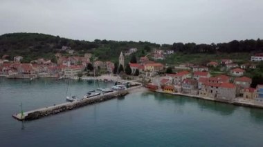 Anteni: Luka Prvic Hırvat denilen küçük köyün önünde uçan Prvic Dalmaçya'ada. Tekneler güzel şehir marinada Park. Bir sürü eski eski geleneksel balıkçılık evleri. Hırvatistan Adriyatik denizinde yelken gezisi olarak film.