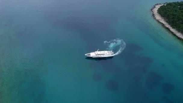 Luchtfoto Zee Veerboot Draaien Arround Haven Verlaten Eiland Prvic Kroatië — Stockvideo