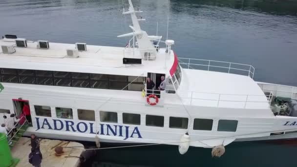 克罗地亚 Prvic 2018 在主要城市码头的停放的海运轮渡旁飞行 从渡船边进入船的乘客 在克罗地亚亚得里亚海航行时被拍摄 — 图库视频影像