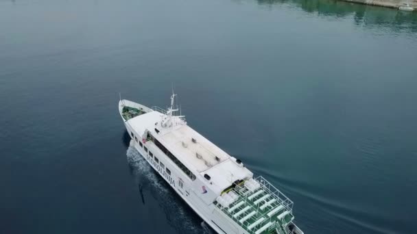 Prvic Kroatien 2018 Antenn Efter Havet Färja Kommer Till Öarna — Stockvideo