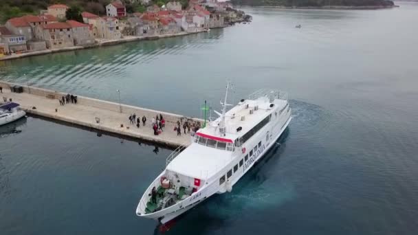 克罗地亚 Prvic 2018 在城市码头的海上轮渡停车场 许多古老的传统渔舍 在克罗地亚亚得里亚海航行时被拍摄 — 图库视频影像