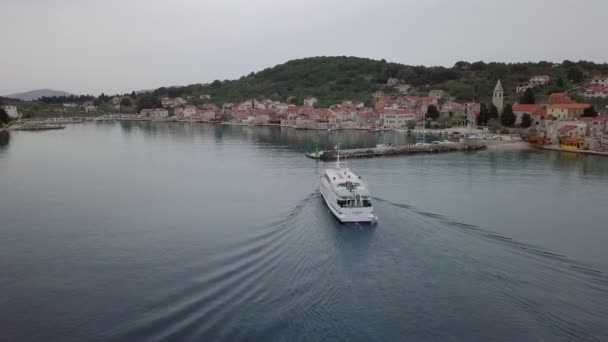 Prvic Croacia 2018 Aérea Siguiendo Ferry Marítimo Que Llega Puerto — Vídeos de Stock