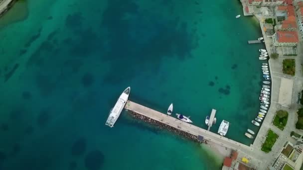 Prvic Kroatien 2018 Antenn Drone Roterande Över Staden Port Pier — Stockvideo