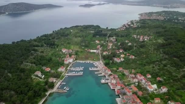 Luchtfoto Drone Kantelen Omhoog Eiland Prvic Kroatië Zeegezicht Filmen Tonen — Stockvideo