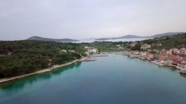 Aerea Sorvolando Piccolo Villaggio Chiamato Luka Prvic Sull Isola Croata — Video Stock