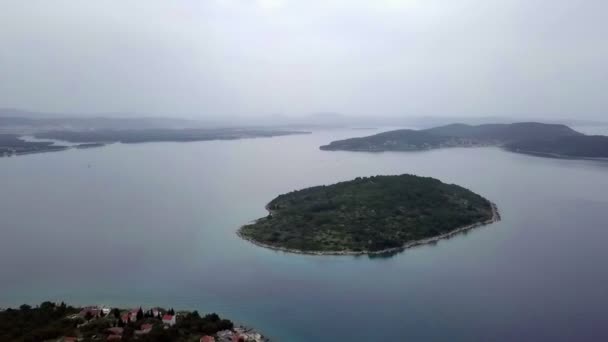 Aérea Drone Girando Arround Alto Sobre Isla Prvic Croacia Filmando — Vídeos de Stock