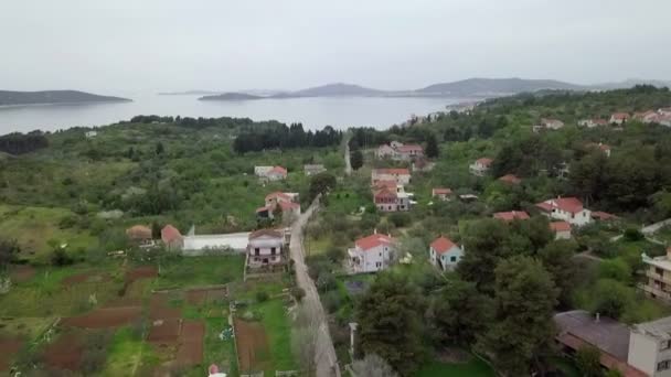 Antenn Flygande Över Liten Bosättning Kroatiska Prvic Dalmatien Filmade Seglats — Stockvideo