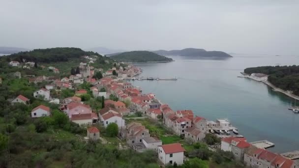 Aérea Volando Sobre Pequeño Pueblo Llamado Luka Prvic Isla Croata — Vídeos de Stock