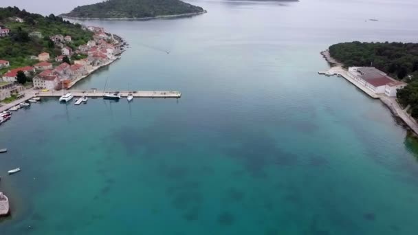 Воздушный Полет Над Небольшой Деревней Названием Лука Првич Хорватском Острове — стоковое видео