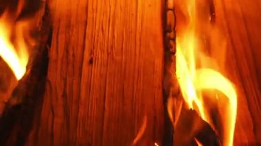Closeup huş günlüklerindeki ağır çekim hd. Burning günlükleri ile yumuşak sıcak portakal güzel kapalı açık şömine yanan alevler rahatlatıcı.