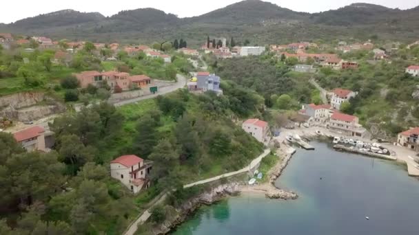 航空写真 クロアチアの島ドギオトク サリ村の後ろ撮影 本土に向けてドローン Arround を回しながらの撮影 美しいブルーのアドリア海に面するクロアチアの航海の旅で撮影 — ストック動画