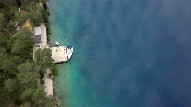 Aérea Bajando Hacia Pequeño Muelle Con Velero Aparcado Lado Filmado — Vídeo de stock